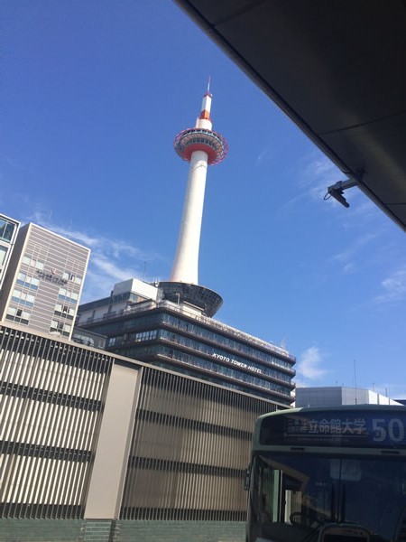 バス乗り場から見える京都タワー